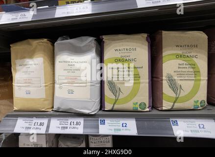 Supermarket Flour UK; Mehlsäcke zum Verkauf auf Waitrose Supermarktregalen in Großbritannien Stockfoto