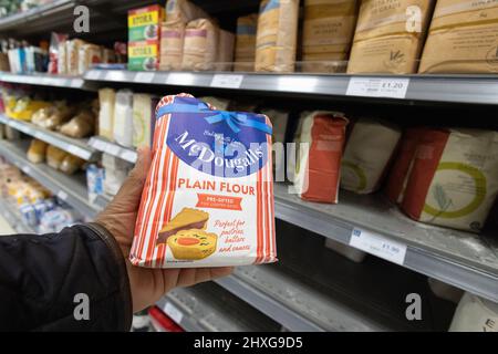 Flour Bag; Kauf einer Tüte Mehl - McDougalls einfaches Mehl, in einem Supermarkt mit Mehltüten auf den Regalen des Supermarktes, Waitrose Supermarkt UK Stockfoto
