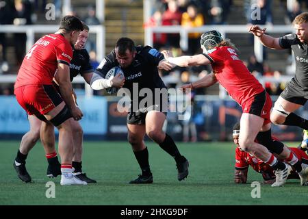 Newcastle, Großbritannien. 12. März 2022. NEWCASTLE UPON TYNE, GROSSBRITANNIEN. MÄR 12. George McGuigan von Newcastle Falcons versucht, sich während des Spiels der Gallagher Premiership zwischen Newcastle Falcons und Saracens im Kingston Park, Newcastle, am Samstag, 12.. März 2022 zu befreien. (Kredit: Chris Lishman | MI News) Kredit: MI Nachrichten & Sport /Alamy Live News Stockfoto