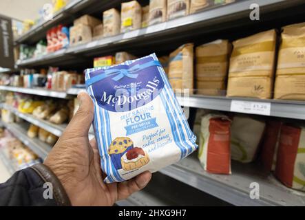 Flour Bag; Kauf einer Tüte Mehl - McDougalls selbstrasendes Mehl, in einem Supermarkt mit Mehltüten auf den Regalen des Supermarktes, Waitrose Supermarkt UK Stockfoto