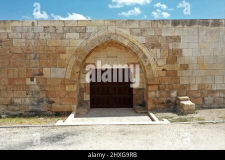 Yugir Caravanserai wurde während der anatolischen Seldschuken-Zeit erbaut. Hinter den Karawansereien befinden sich die Ruinen der antiken Stadt Misis. Adana, Türkei. Stockfoto