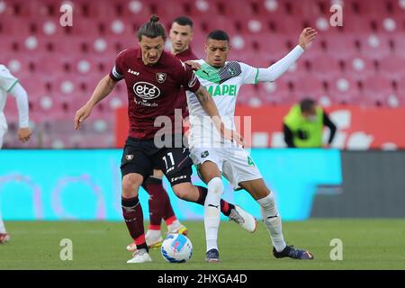 Salerno, Italien. 12. März 2022. Milan Djuric von der US SALERNITANA kämpft am 12. März 2022 im Stadio Arechi in Salerno, Italien, um den Ball mit Ruan Tressoldi von US SASSUOLO während des Serie A-Spiels zwischen US Salernitana und US Sassuolo. Kredit: Unabhängige Fotoagentur/Alamy Live Nachrichten Stockfoto