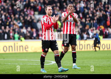 LONDON, GROSSBRITANNIEN. MÄR 12. Christian Eriksen feiert den Sieg beim Premier League-Spiel zwischen Brentford und Burnley am Samstag, den 12.. März 2022 im Brentford Community Stadium, Brentford. (Kredit: Tom West | MI News) Kredit: MI Nachrichten & Sport /Alamy Live News Stockfoto