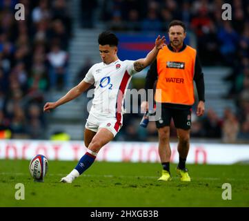 London, Großbritannien. 12. März 2022. LONDON, ENGLAND - 12. MÄRZ: Marcus Smith von England beim Guinness Six Nations Spiel zwischen England und Irland, im Twickenham Stadium am 12.. März 2022 in London, England Credit: Action Foto Sport/Alamy Live News Stockfoto