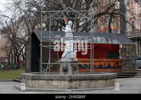 Lviv, Ukraine - 10. März 2022 - der Diana-Brunnen auf dem Rynok-Platz wurde versiegelt, um ihn vor Schäden im Falle eines möglichen russischen Angriffs auf die Stadt Lviv, Westukraine, zu schützen. Foto von Alona Nikolaievych/Ukrinform/ABACAPRESS.COM Stockfoto