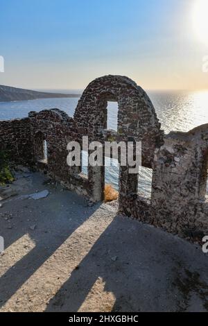 Ansicht der Burg von Oia, Agios Nikolaos Burg in Santorini, Griechenland. Stockfoto