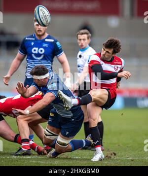 12. March 2022 ; AJ Bell Stadium, Sale, England; Gallagher Premiership Rugby, Sale versus Gloucester: Ben Meehan von Gloucester tritt nach vorne Stockfoto