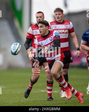 12. March 2022 ; AJ Bell Stadium, Sale, England; Gallagher Premiership Rugby, Sale versus Gloucester: Santiago Carreras von Gloucester geht draußen vorbei Stockfoto