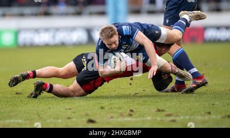 12. March 2022 ; AJ Bell Stadium, Sale, England; Gallagher Premiership Rugby, Sale versus Gloucester: Connor Doherty wird von Santiago Socino aus Gloucester angegangen Stockfoto