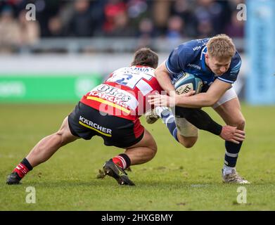 12. March 2022 ; AJ Bell Stadium, Sale, England; Gallagher Premiership Rugby, Sale versus Gloucester: Connor Doherty wird von Santiago Socino aus Gloucester angegangen Stockfoto