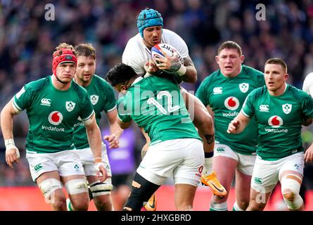 Der englische Jack Nowell wird während des Guinness Six Nations-Spiels im Twickenham Stadium in London vom irischen Bundee Aki angegangen. Bilddatum: Samstag, 12. März 2022. Stockfoto