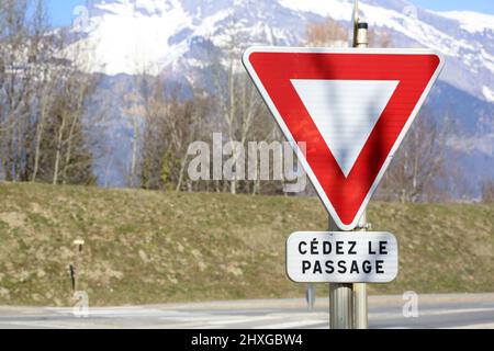 Cédez le Passage. Panneau de signalisation routière. Aiguilles de Warens. Saint-Gervais-les-Bains. Haute-Savoie. Auvergne-Rhône-Alpes. Haute-Savoie. F Stockfoto