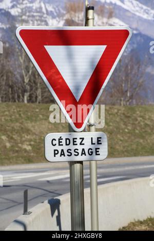 Cédez le Passage. Panneau de signalisation routière. Aiguilles de Warens. Saint-Gervais-les-Bains. Haute-Savoie. Auvergne-Rhône-Alpes. Haute-Savoie. F Stockfoto