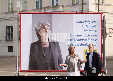 Wien, Österreich. 23. August 2008. Kampagnenveranstaltung mit Heide Schmidt (L) und Alexander ZACH (R), führender Kandidat des LIF (Liberales Forum) Stockfoto