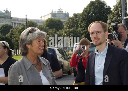 Wien, Österreich. 23. August 2008. Kampagnenveranstaltung mit Heide Schmidt (L) und Alexander ZACH (R), führender Kandidat des LIF (Liberales Forum) Stockfoto