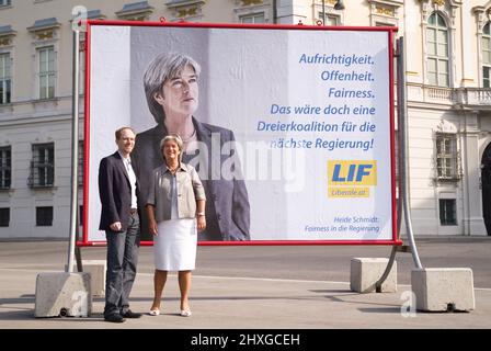 Wien, Österreich. 23. August 2008. Kampagnenveranstaltung mit Alexander Zach (L) und Heide Schmidt (R), führender Kandidatin des LIF (Liberales Forum) Stockfoto