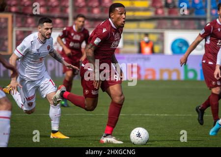 Reggio Calabria, Italien. 12. März 2022. Michael Folorunsho reggina trägt den Ball während Reggina 1914 gegen AC Perugia, Italienisches Fußballspiel der Serie B in Reggio Calabria, Italien, März 12 2022 Quelle: Independent Photo Agency/Alamy Live News Stockfoto