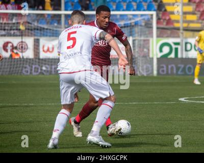 Reggio Calabria, Italien. 12. März 2022. Michael Folorunsho reggina trägt den Ball während Reggina 1914 gegen AC Perugia, Italienisches Fußballspiel der Serie B in Reggio Calabria, Italien, März 12 2022 Quelle: Independent Photo Agency/Alamy Live News Stockfoto