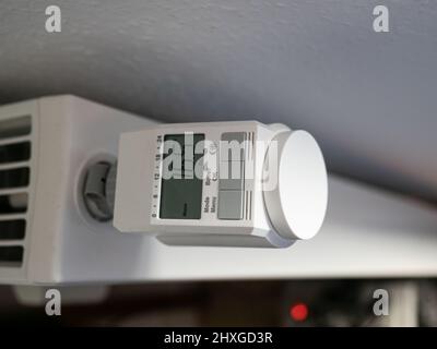 Ein Heizkörperthermostat in deutschland in der Krise zu Nahaufnahme Stockfoto