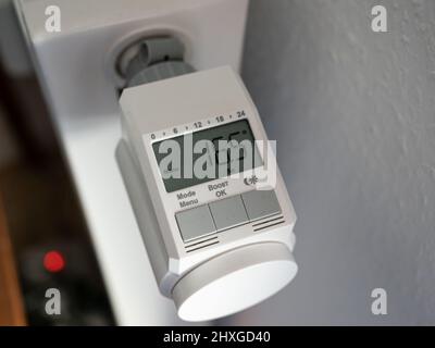 Ein Heizkörperthermostat in deutschland in der Krise zu Nahaufnahme Stockfoto