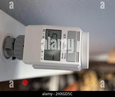 Ein Heizkörperthermostat in deutschland in der Krise zu Nahaufnahme Stockfoto