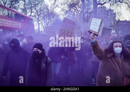 London, Großbritannien. 12.. März 2022. Sarah Everard ein Jahr aus Protest. Demonstranten von Sisters Uncut protestieren gemeinsam mit anderen Anti-Polizei-Aktivisten ein Jahr nach den kontroversen Festnahmen der Clapham Common Mahnwache vom Polizeihauptquartier in New Scotland Yard aus. Demonstranten fordern, dass die Zustimmung aus der Polizeiarbeit zurückgezogen und die vollständige Entfernung des Gesetzes über die Polizeibefugnisse, das derzeit im Unterhaus diskutiert wird, aufgehoben wird. Kredit: Guy Corbishley/Alamy Live Nachrichten Stockfoto