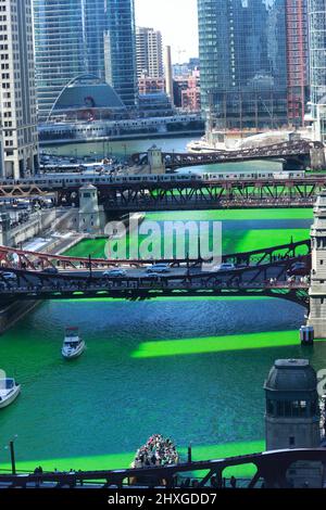 Chicago, IL, USA. 12. März 2022. Blick auf den Chicago River, der anlässlich des St. Patrick's Day am 12. März 2022 in Chicago, Illinois, grün gefärbt wurde. Kredit: Mpi34/Media Punch/Alamy Live Nachrichten Stockfoto