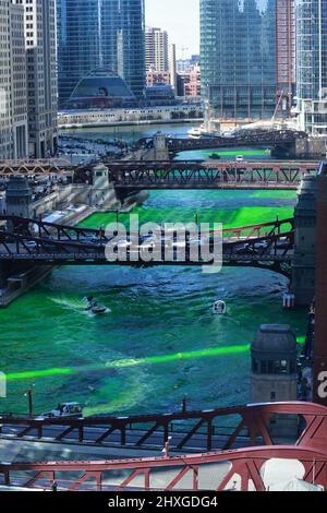 Chicago, IL, USA. 12. März 2022. Blick auf den Chicago River, der anlässlich des St. Patrick's Day am 12. März 2022 in Chicago, Illinois, grün gefärbt wurde. Kredit: Mpi34/Media Punch/Alamy Live Nachrichten Stockfoto
