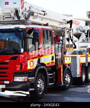 Das mobile Rettungsmobil. Schuss eines Feuerwehrmotors, der vor einer Feuerwache geparkt ist. Stockfoto