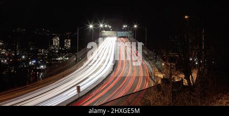 Verkehr über die zweite Narrows Bridge auf dem Highway 1 Stockfoto