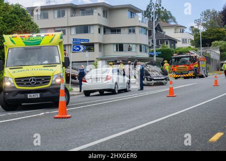 Tauranga Neuseeland - 16 2015. Dezember; Polizei, Krankenwagen und Feuerwehr nehmen an einem Autounfall auf der Stadtstraße Teil. Stockfoto