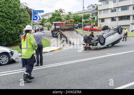 Tauranga Neuseeland - 16 2015. Dezember; Polizei, Krankenwagen und Feuerwehr nehmen an einem Autounfall auf der Stadtstraße Teil. Stockfoto