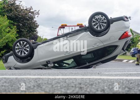 Tauranga Neuseeland - Dezember 16 2015; auf dem Kopf, Auto auf dem Dach nach und Unfall auf der Stadtstraße. Stockfoto