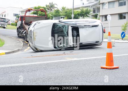 Tauranga Neuseeland - Dezember 16 2015; Auto liegt auf der Seite nach Autounfall auf der Stadtstraße. Stockfoto