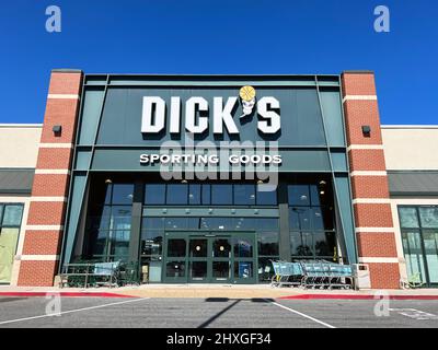 Brunswick, Georgia, USA - 26. Februar 2022: Dick's Sporting Goods Store auf den Golden Isles in Georgia. Stockfoto