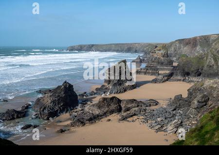 Malerische Bedruthan Steps, Carnewas, North Cornwal, Großbritannien, mit Felswänden und makellosem Strand. Stockfoto