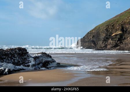 Trenance Beach, North Cornwall UK, mit Wellen und Meeresschaum an einem unberührten Strand. Stockfoto