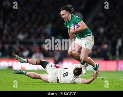 Der Engländer Sam Simmonds (links) stellt sich dem Irischen James Lowe während des Guinness Six Nations-Spiels im Twickenham Stadium, London, vor. Bilddatum: Samstag, 12. März 2022. Stockfoto