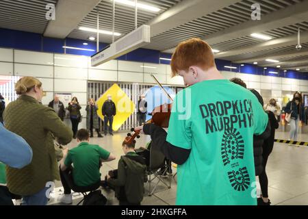 London, 12.. März 2022. TFL hat sich mit dem GLA zusammengemacht, um Aufführungen irischer Musiker und Tänzer zur U-Bahn-Station Tottenham Court Road zu bringen, um den St. Patrick's Day zu feiern und die Passagiere und das Personal zu unterhalten. Kredit : Monica Wells/Alamy Live Nachrichten Stockfoto