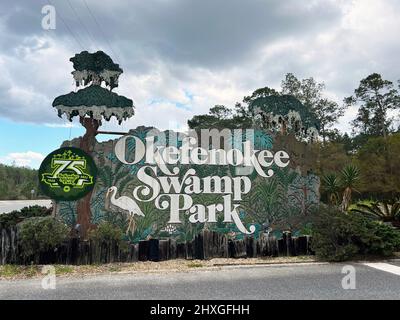 Waycross, Georgia, USA - 3. März 2022: Ein Schild für die Familienattraktion Okefenokee Swamp Park. Stockfoto