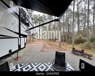 Auf einem Campingplatz in einem Georgia State Park steht ein Geländewagen mit dem fünften Rad. Stockfoto