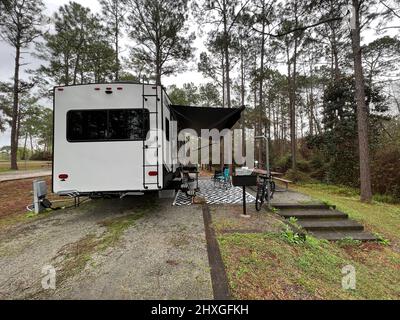 Auf einem Campingplatz in einem Georgia State Park steht ein Geländewagen mit dem fünften Rad. Stockfoto