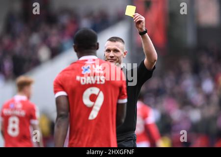 NOTTINGHAM, GROSSBRITANNIEN. MÄR 12. Schiedsrichter, Thomas Bramall zeigt Keinan Davis aus Nottingham Forest eine gelbe Karte für seine Torfeier während des Sky Bet Championship-Spiels zwischen Nottingham Forest und Reading am City Ground, Nottingham am Samstag, dem 12.. März 2022. (Kredit: Jon Hobley | MI News) Kredit: MI Nachrichten & Sport /Alamy Live News Stockfoto