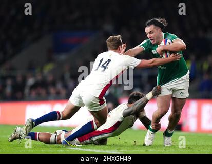 Der irische James Lowe (rechts) wird während des Guinness Six Nations-Spiels im Twickenham Stadium, London, von den Engländern Max Malins (links) und Courtney Lawes (Mitte) angegangen. Bilddatum: Samstag, 12. März 2022. Stockfoto