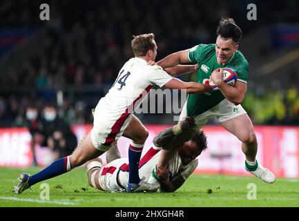 Der irische James Lowe (rechts) wird während des Guinness Six Nations-Spiels im Twickenham Stadium, London, von den Engländern Max Malins (links) und Courtney Lawes (Mitte) angegangen. Bilddatum: Samstag, 12. März 2022. Stockfoto