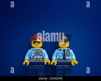 Tambow, Russische Föderation - 11. März 2022 zwei Lego-Polizeibeamte minifiguren stehen vor einem dunkelblauen Hintergrund. Nahaufnahme. Stockfoto