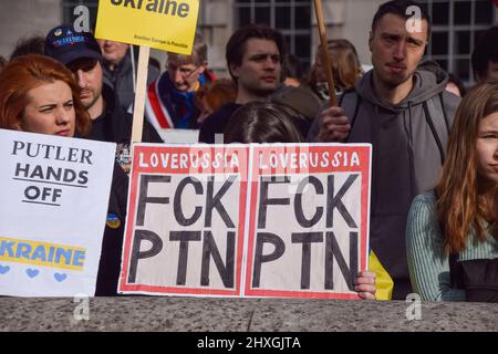 London, Großbritannien. 12.. März 2022. Ein Protestler hält Plakate gegen Putin. Demonstranten versammelten sich vor der Downing Street zur Unterstützung der Ukraine, während Russland seinen Angriff fortsetzt. Kredit: Vuk Valcic/Alamy Live Nachrichten Stockfoto