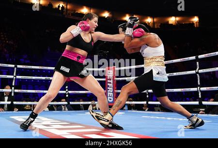 Sandy Ryan (links) und Erica Anabella Farias während ihres internationalen Super-Leichtbau-Wettbewerbs in der Motorpoint Arena, Nottingham. Bilddatum: Samstag, 12. März 2022. Stockfoto