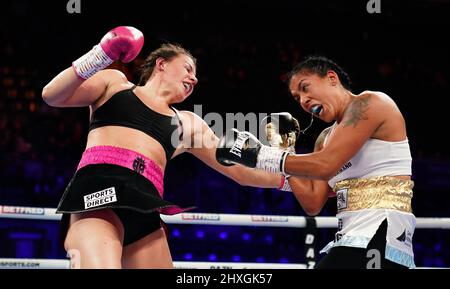 Sandy Ryan (links) und Erica Anabella Farias während ihres internationalen Super-Leichtbau-Wettbewerbs in der Motorpoint Arena, Nottingham. Bilddatum: Samstag, 12. März 2022. Stockfoto