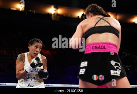 Erica Anabella Farias (links) und Sandy Ryan bei ihrem internationalen Super-Leichtgewicht-Wettbewerb in der Motorpoint Arena, Nottingham. Bilddatum: Samstag, 12. März 2022. Stockfoto